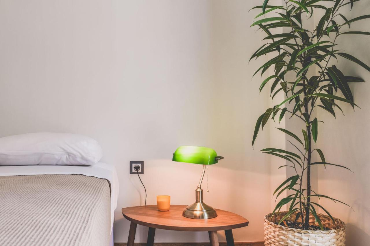 Neoclassical Apartment Near Acropolis - Livingstone Crystal เอเธนส์ ภายนอก รูปภาพ