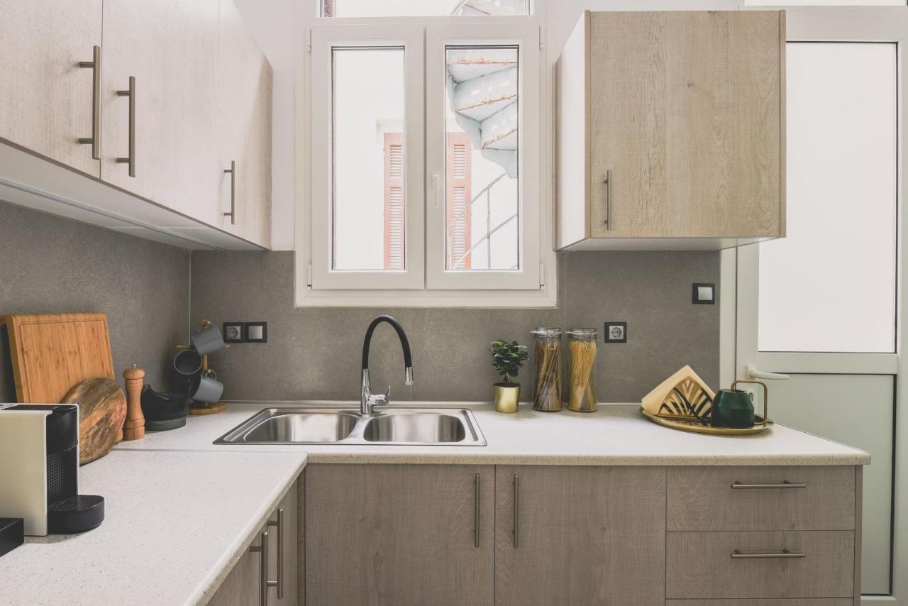 Neoclassical Apartment Near Acropolis - Livingstone Crystal เอเธนส์ ภายนอก รูปภาพ